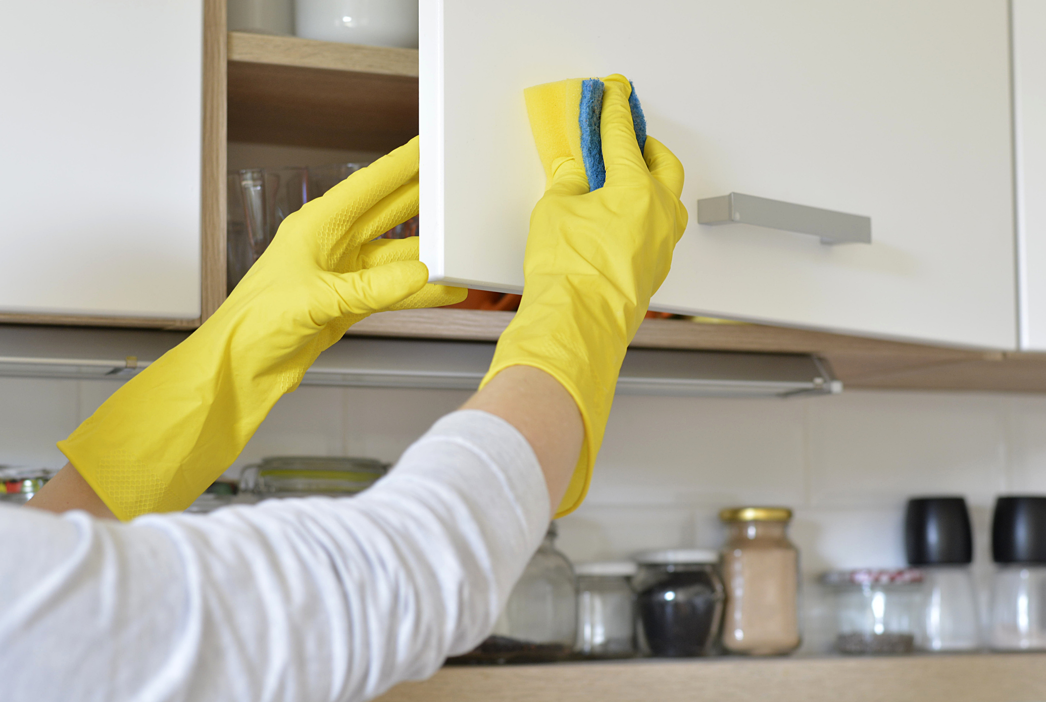 Чем отмыть панели кухни. Уборка кухни. Мытье кухонного гарнитура. Мытье кухонных шкафчиков. Протирает кухонный гарнитур.